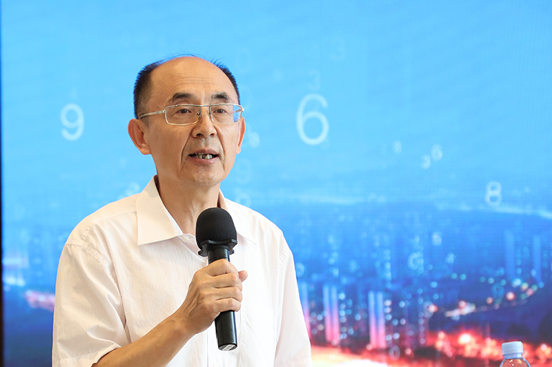 “老交通”智庫副主任、原交通運輸部總工程師周偉主持沙龍.jpg